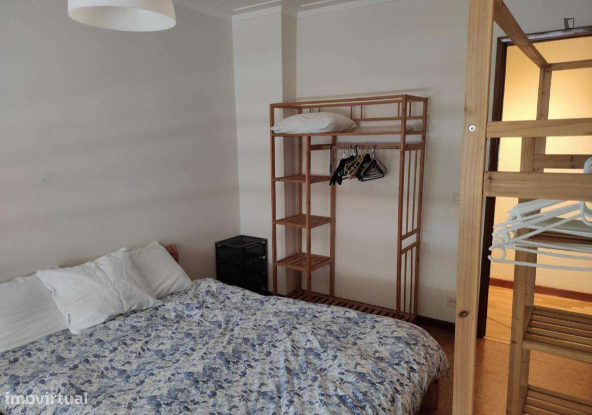 Quarto - localizado em Santa Marinha Porto - Grande imagem: 2/10