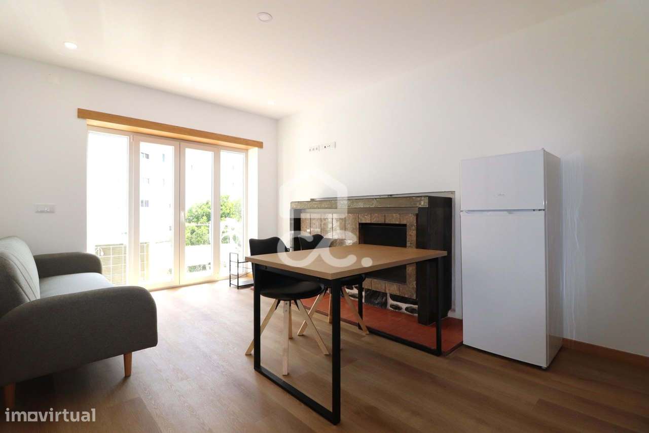 Moradia totalmente remodelada com 6 apartamentos T2 junto à Dias da Si-24