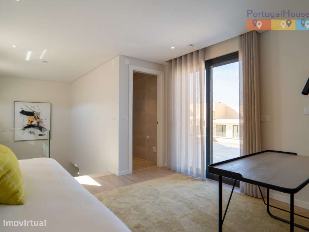 Vivenda T4+1 na praia do Areal com piscina.-29