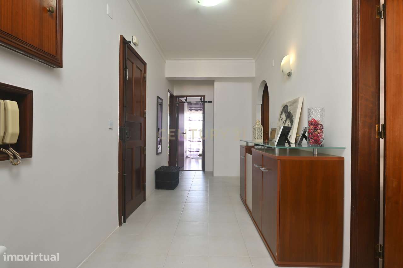 Apartamento T3 semi-remodelado, luminoso e pronto a habitar, na Rincho-10