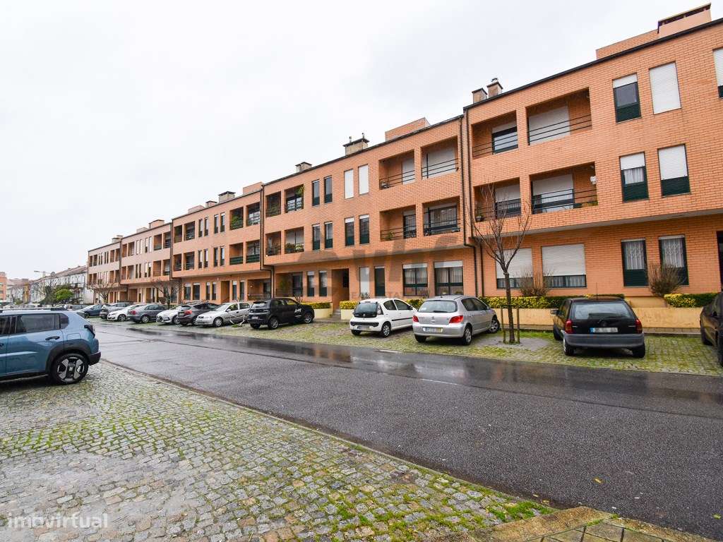 T2 espaçoso com varanda, garagem e excelente exposição solar-27