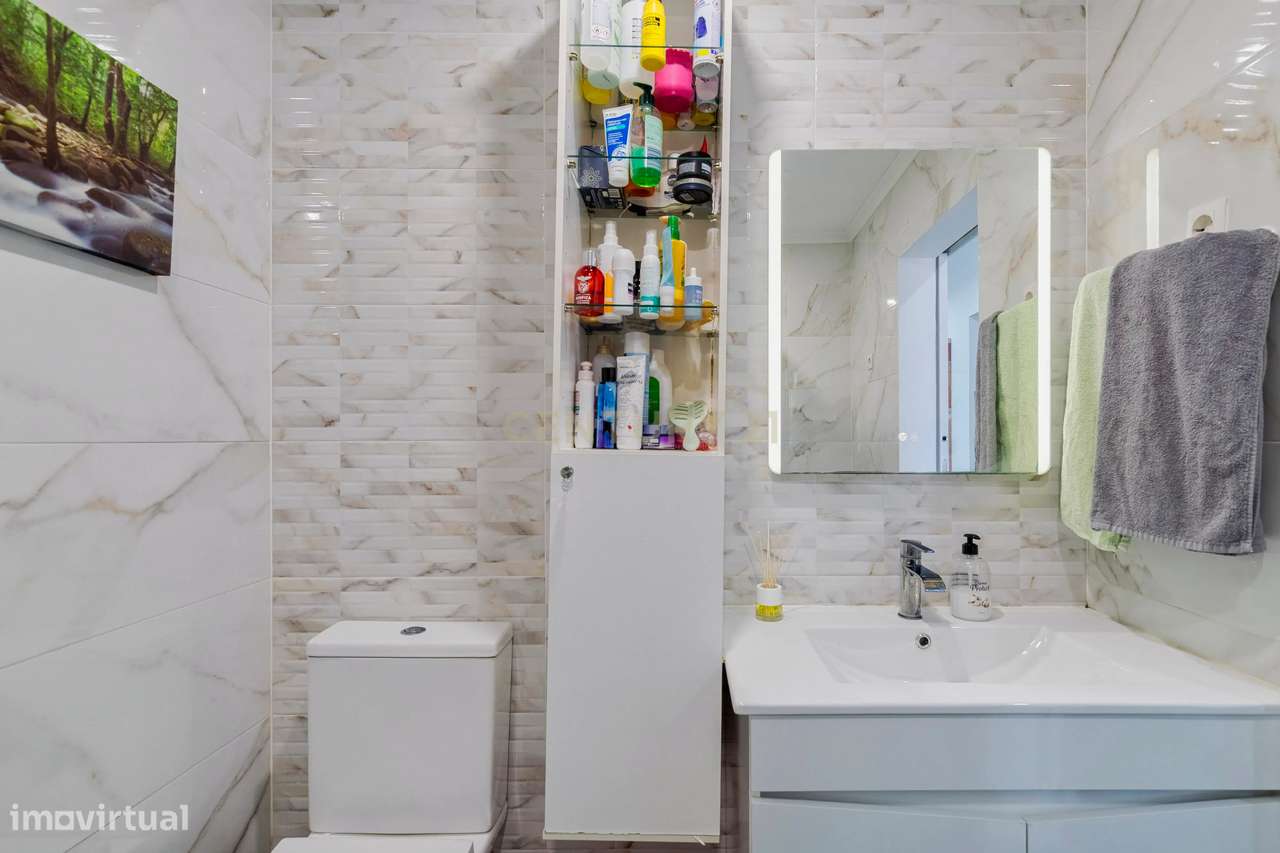 Apartamento T2/3  remodelado com excelente luminosidade e varanda fech-14