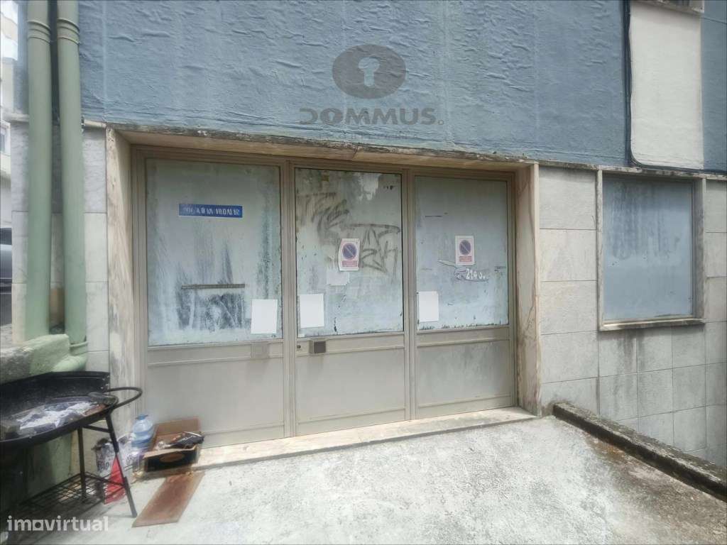 Loja / Armazém com acesso direto para a rua no Cacém - Grande imagem: 3/17