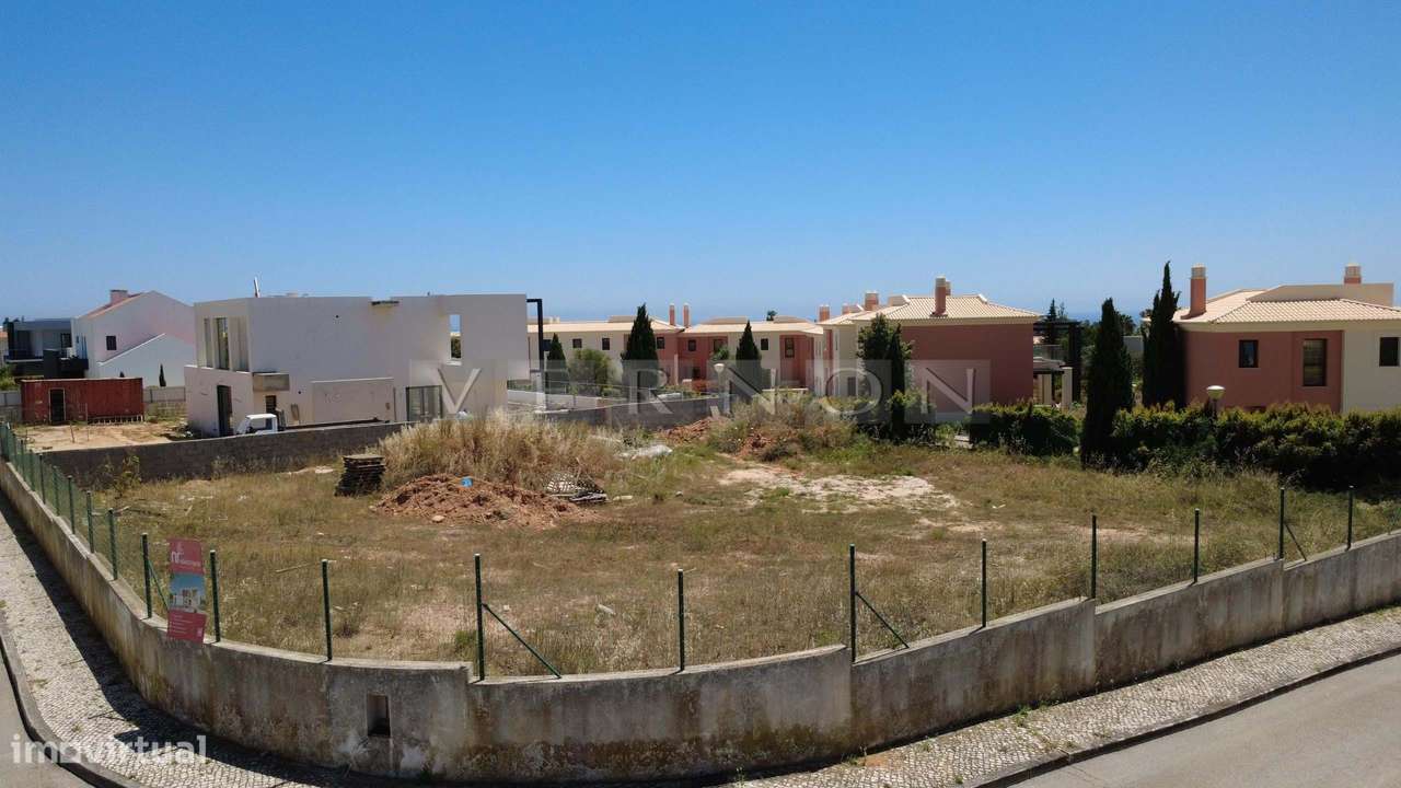 Terreno Urbano com Projeto Aprovado para Moradia T4 com Piscina no Mat-5