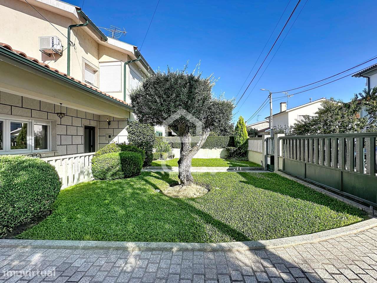 Moradia T4, um dos quartos do rés do chão, com garagem e anexos-6