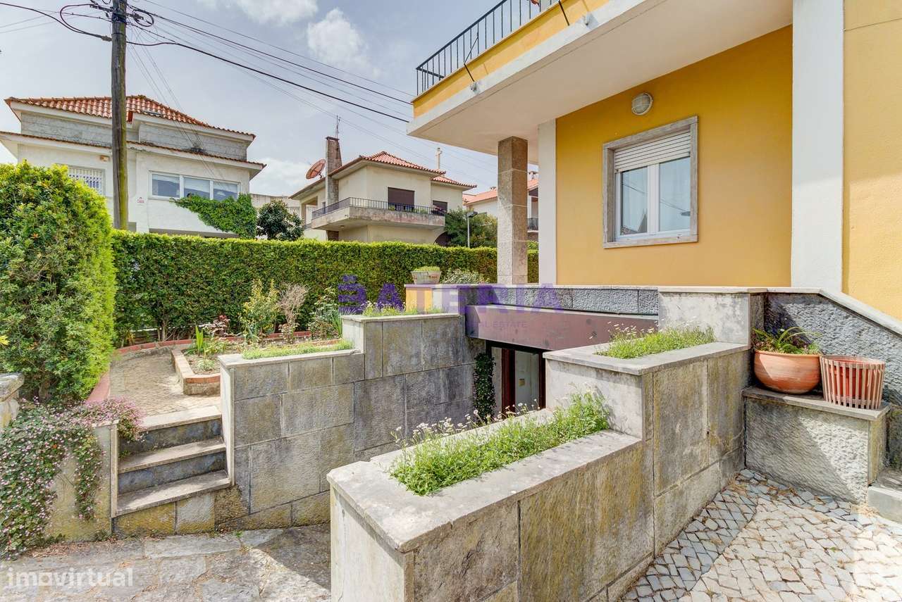 Moradia Independente T5 em Linda-a-Velha-40