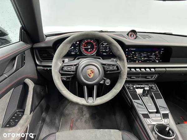 Porsche 911 Carrera 4 GTS Cabrio - 13