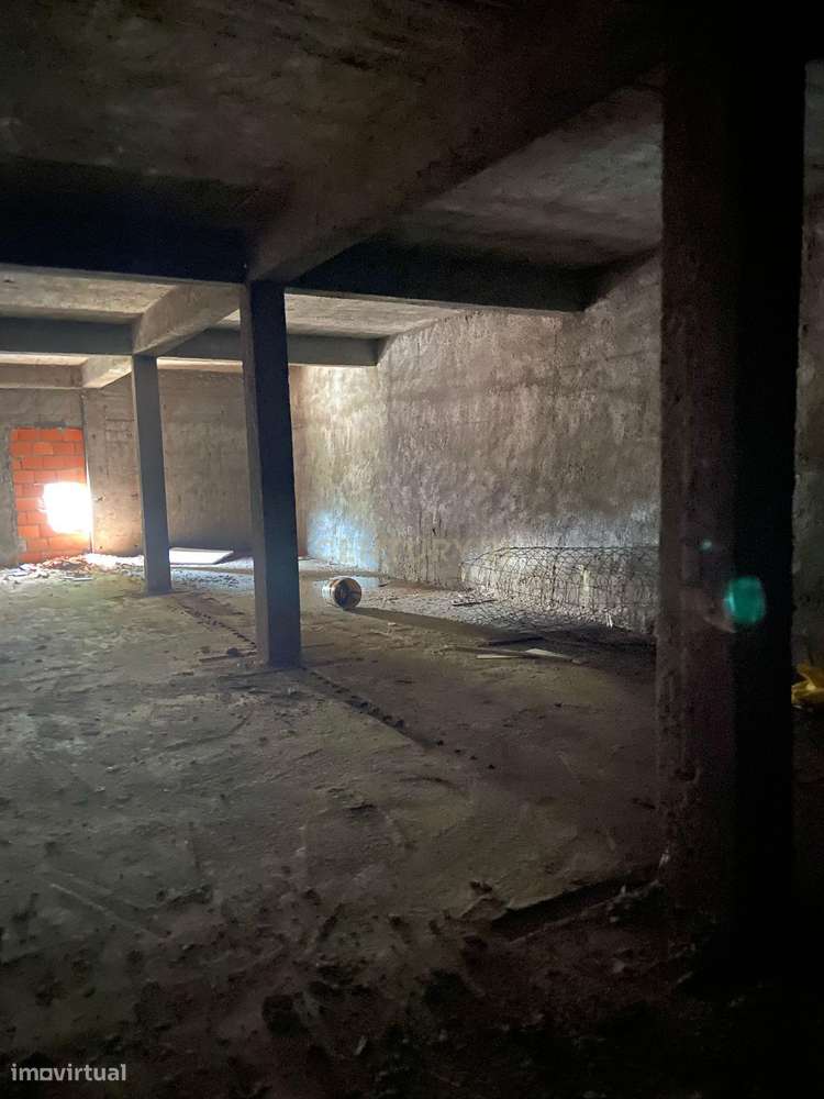 Terreno para Construção com Edificação Inacabada e Projeto Anteriormen-7