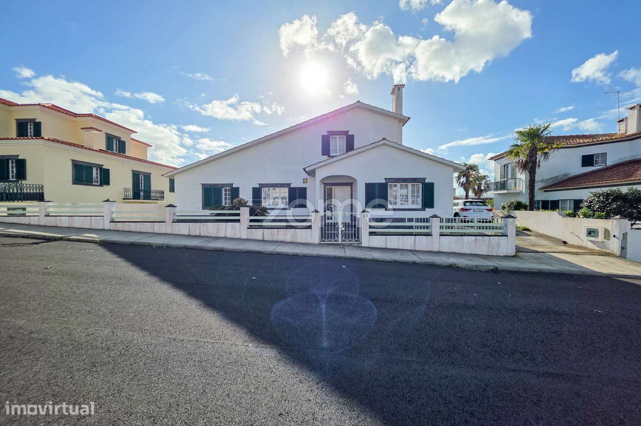 Moradia T4 com jardim e garagem na Fajã de Baixo - Grande imagem: 2/33
