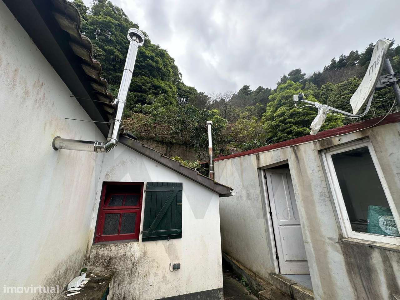 Moradia Rústica com Vista Deslumbrante em Ambiente Natural - Grande imagem: 4/22