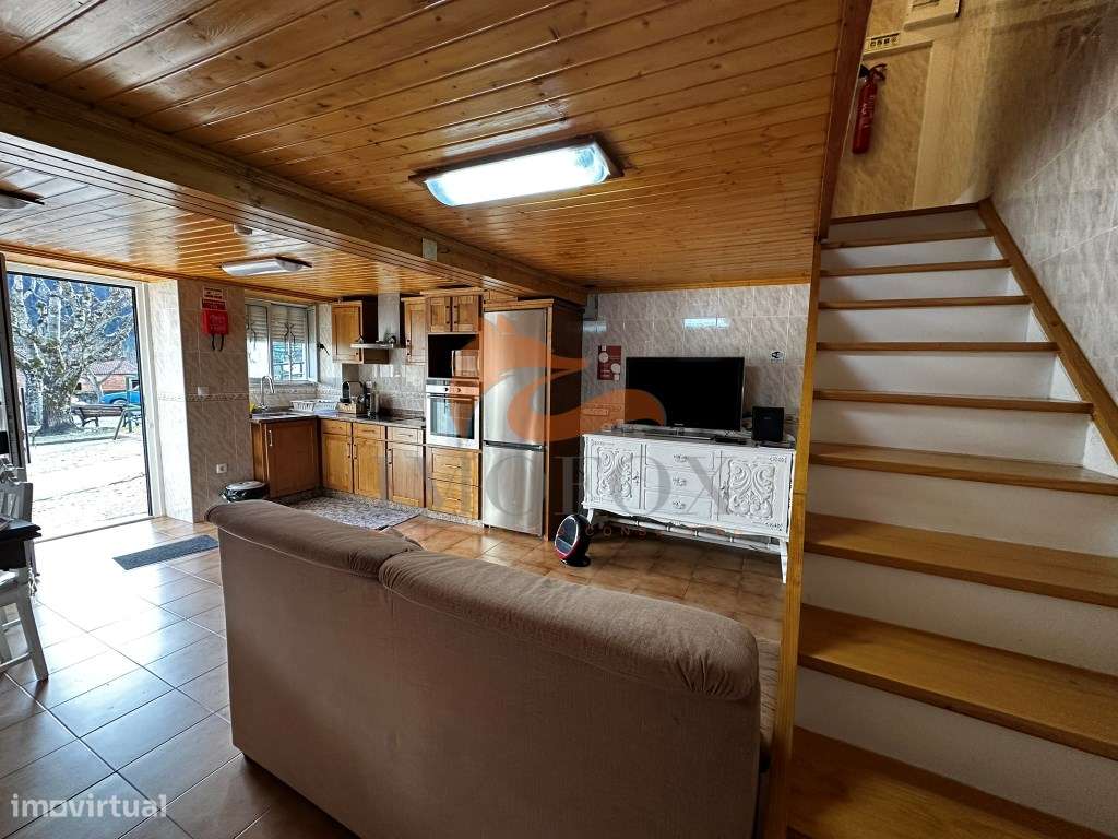 Casa de aldeia com 4 quartos e Alojamento Local ainda a funcionar e... - Grande imagem: 5/24