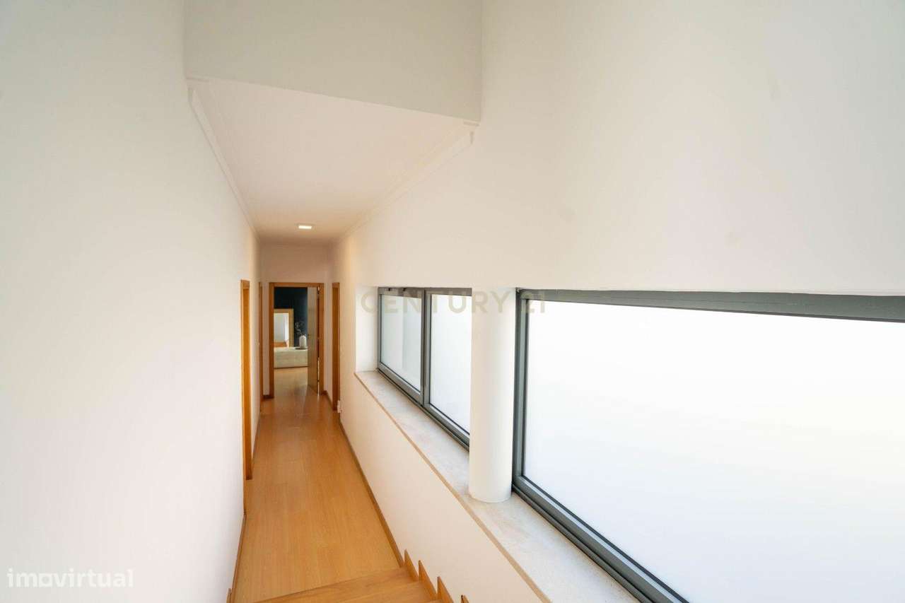 Moradia térrea T3+1 com linhas modernas,varandas,churrasco,jardim,gara-30