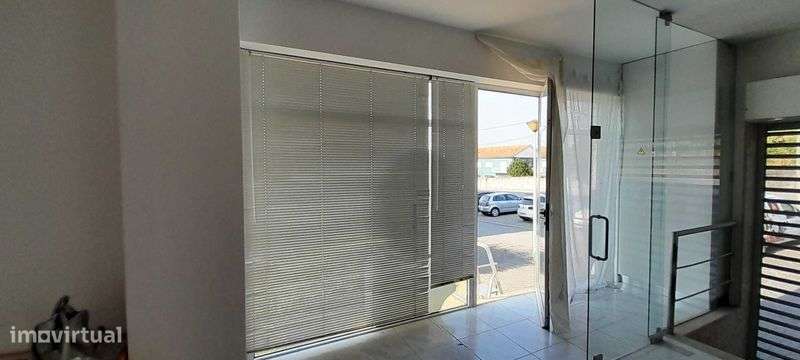 Loja no rés do chão, muito luminosa, com excelente localização - Grande imagem: 5/6