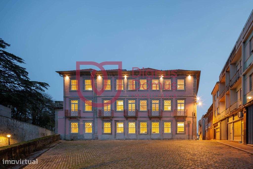 Elegante apartamento T0 Mezanine num Edifício Centenário no Largo do C-23