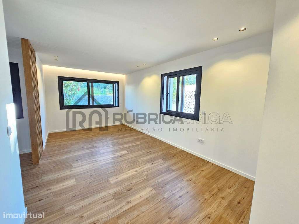 Moradia V3 renovada, com logradouro e anexo-10