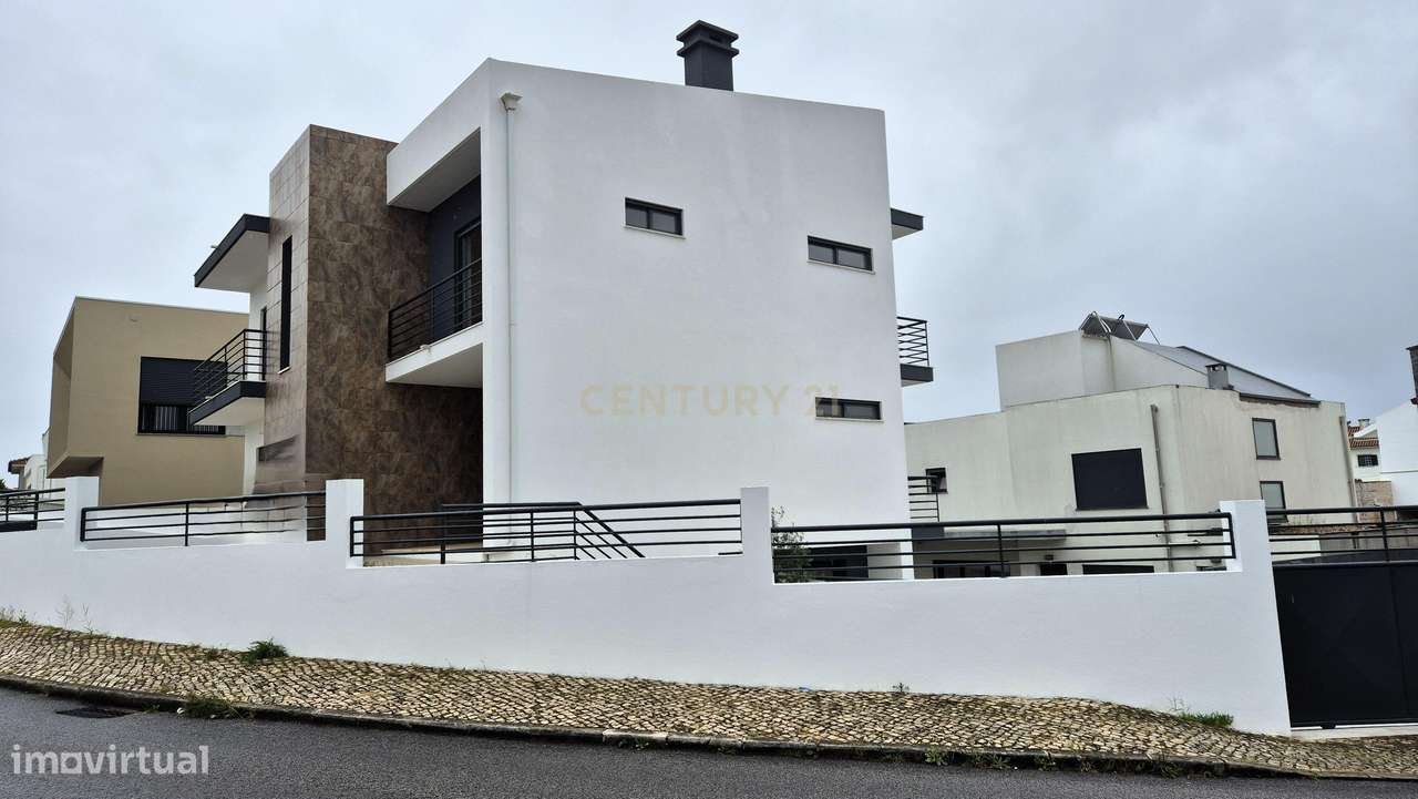 Moradia Isolada T5 de Arquitetura Moderna com Garagem – Quinta da Alem-16
