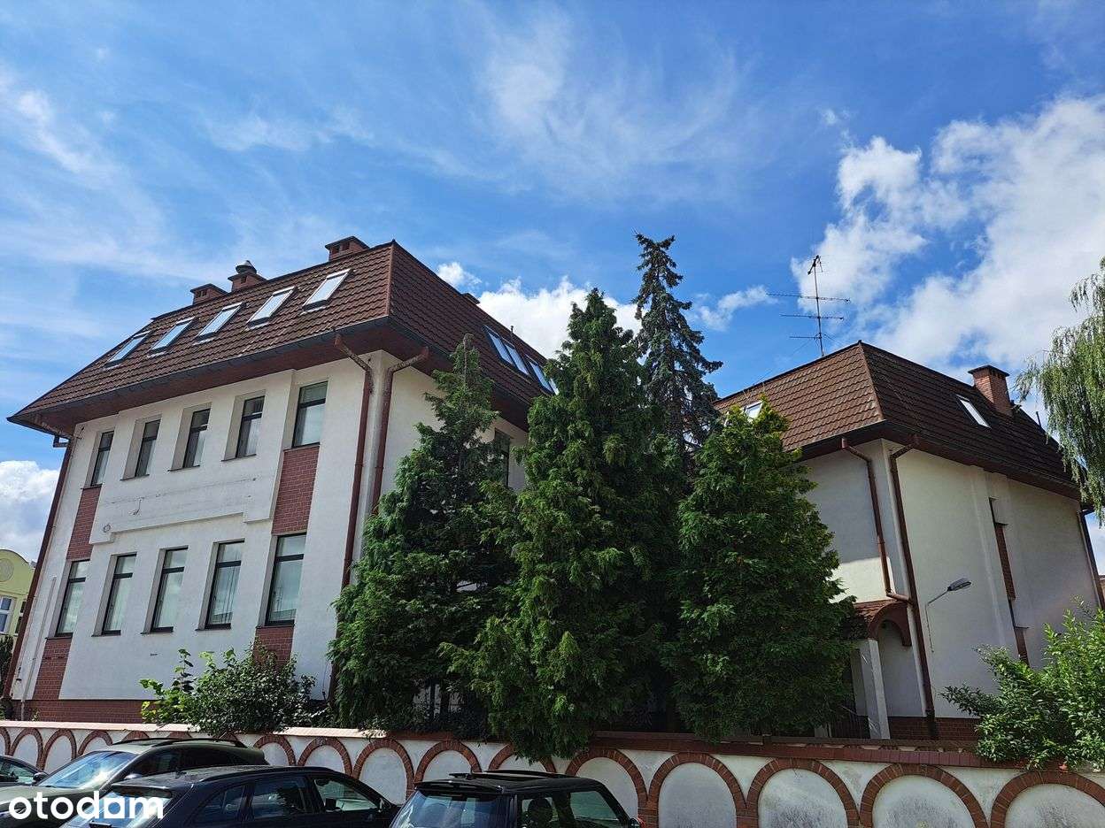 Budynek biurowy obejmujący lokal użytkowy i 3 loka-3