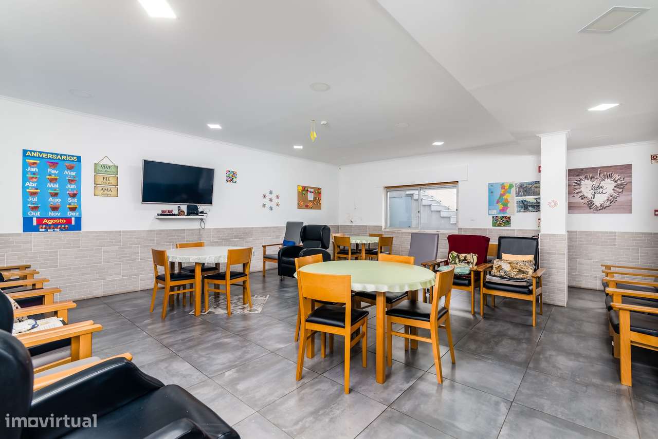 Moradia Espaçosa com Terreno, Vista Desafogada e Excelente Conforto-7