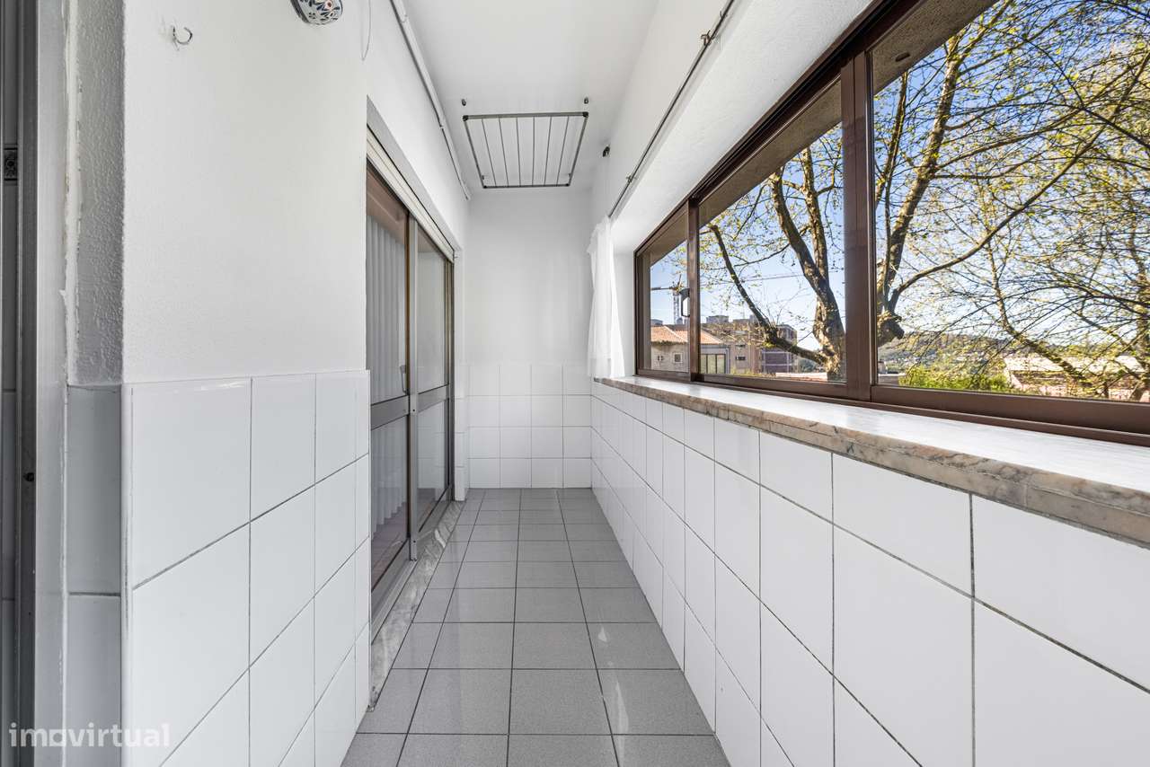 Apartamento T3 renovado no centro de Braga-12