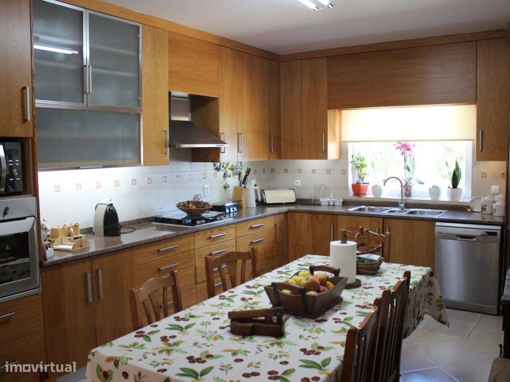 Moradia T5 com grandes áreas em zona muito tranquila de Rio Maior-31