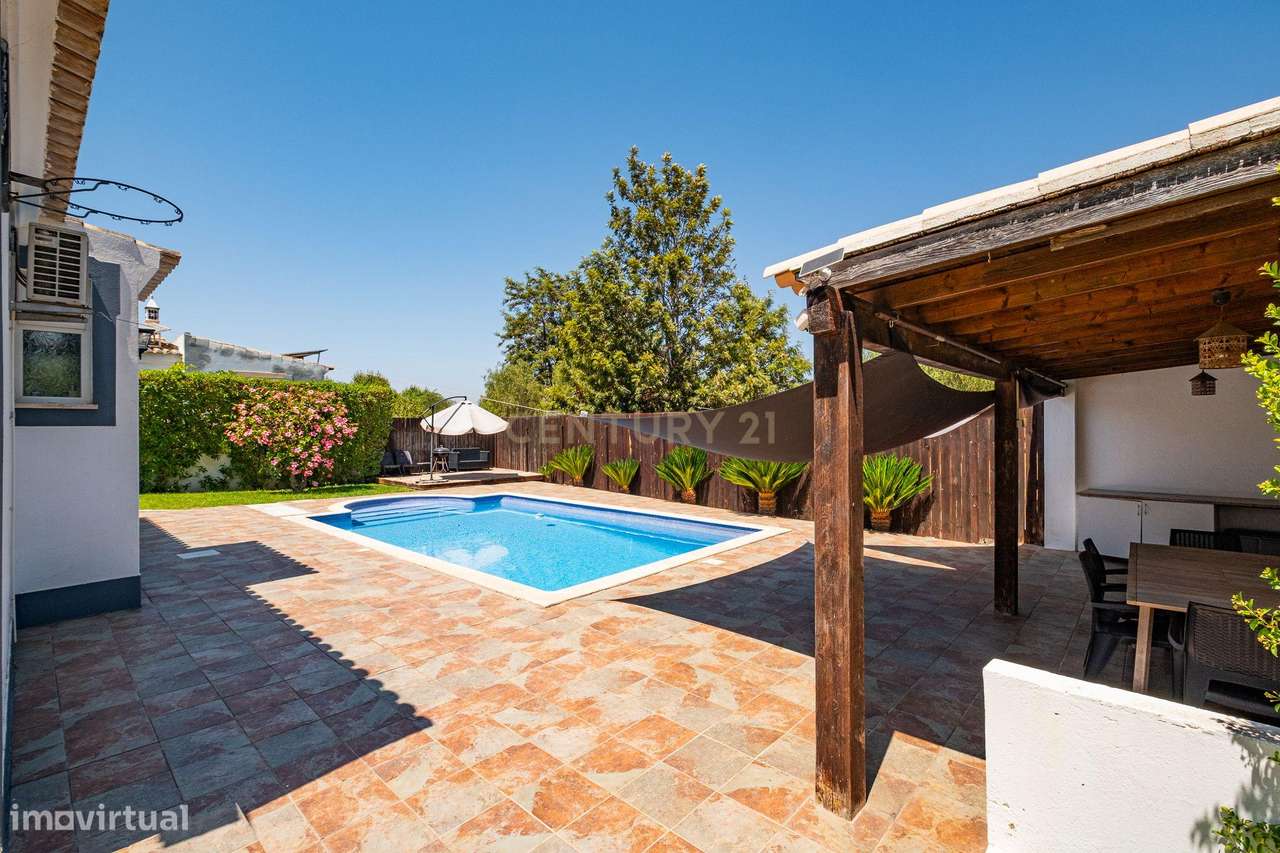 MORADIA ISOLADA COM PISCINA - Grande imagem: 4/27