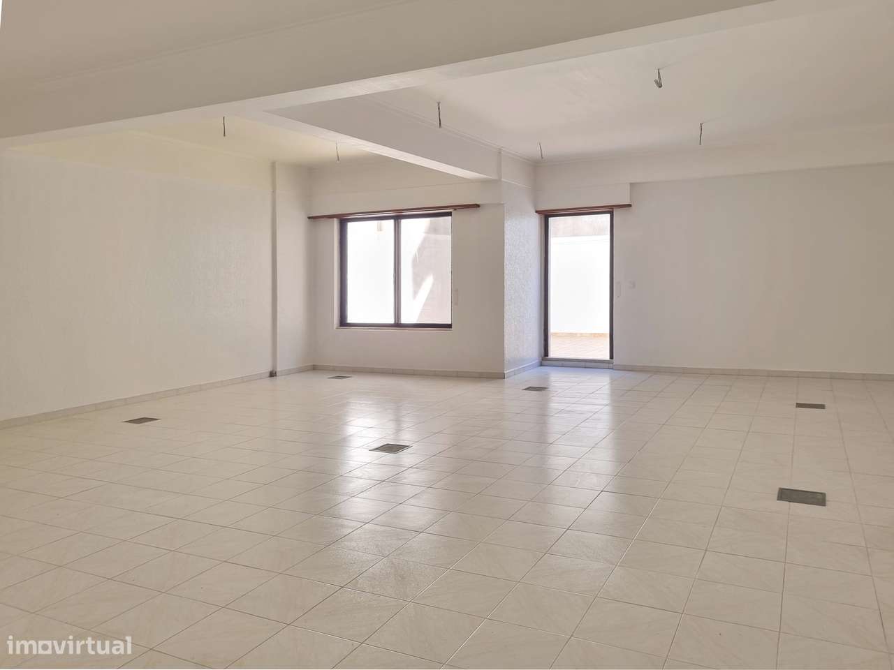 Escritório com Potencial para Loft T1/T2 junto à Estação-4