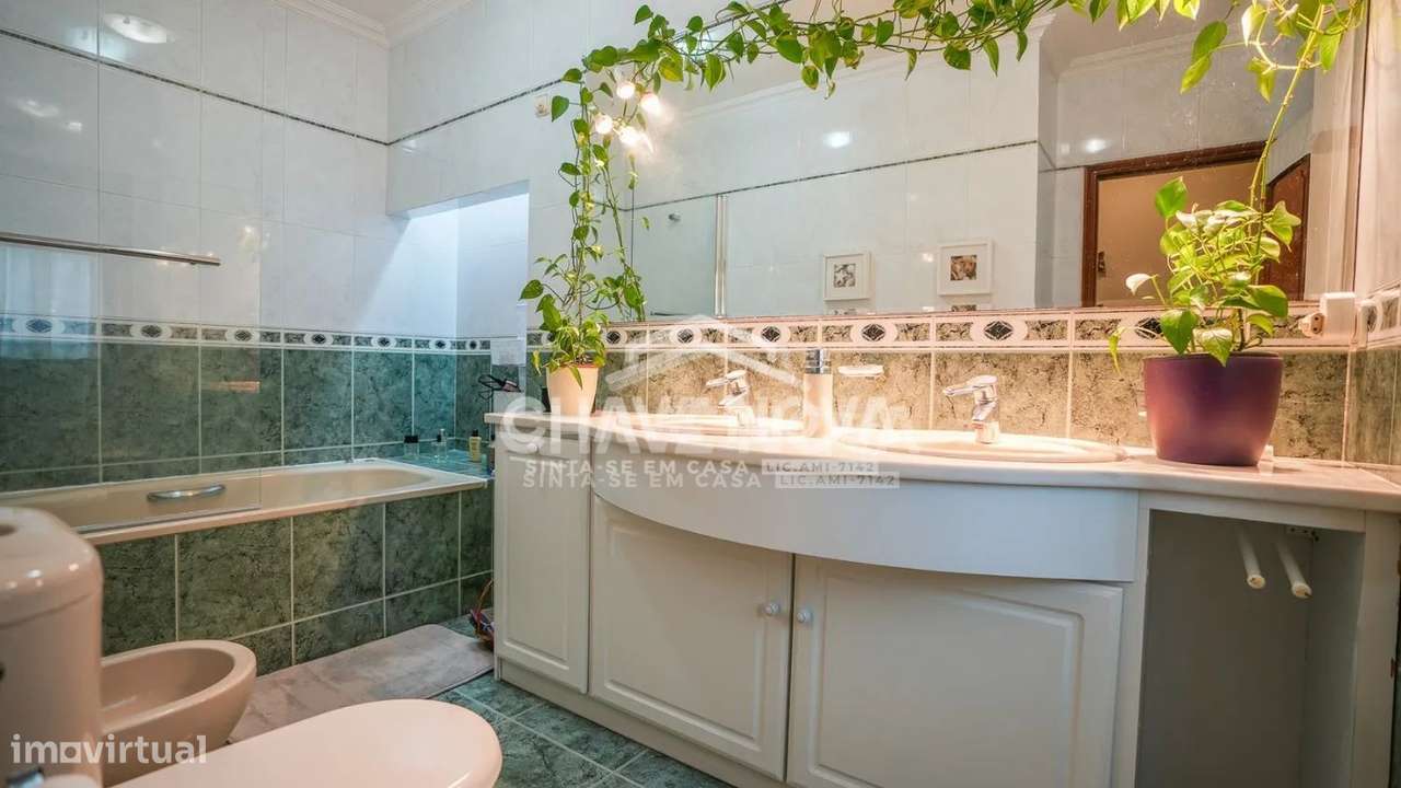 MORADIA V4 C/ PISCINA E TERRENO C/ ÁRVORES DE FRUTO-20