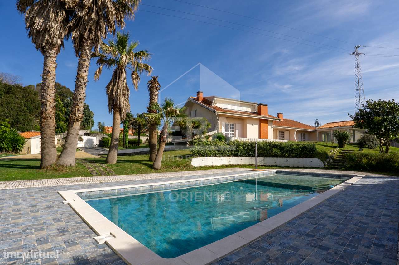 Moradia T8 com jardim e piscinas em Miramar-0