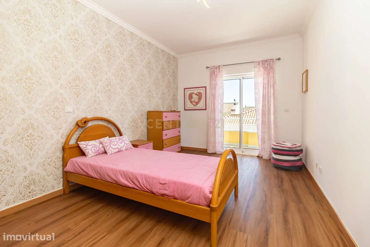 Moradia T3 com Piscina e Excelentes Áreas nos Foros de Amora-26