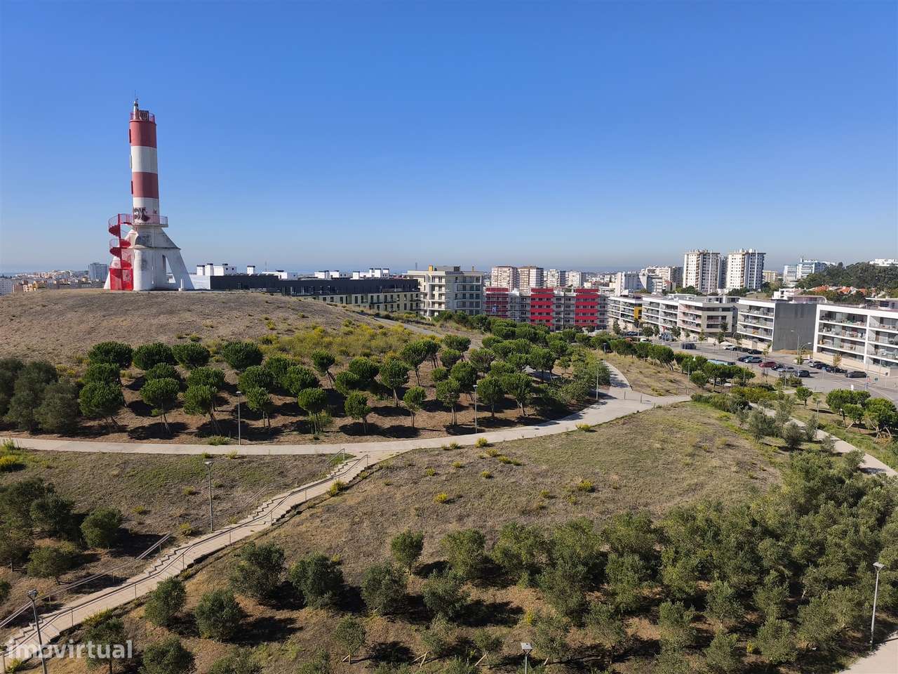 Elegância e Conforto em Carnaxide: T2 com Varandas, 2 Lugares de Garag-10