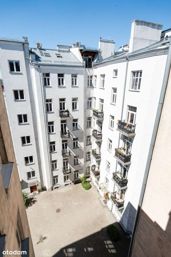 Przestronna kawalerka przy Placu Konesera-10