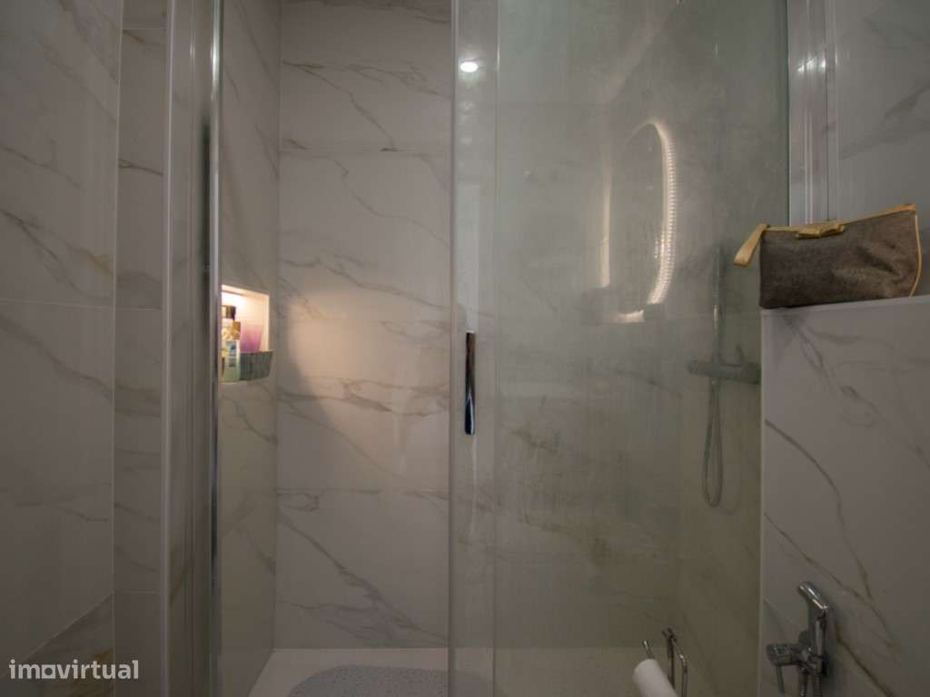 Apartamento T1 Renovado na Estrada de Benfica-12