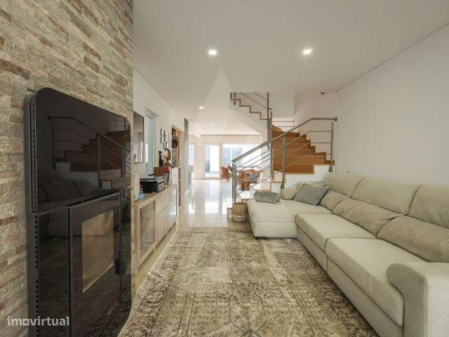 Moradia T4 de arquitetura moderna localizada em Aradas-7