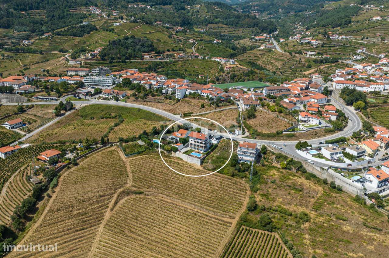 Prédio em Mesão Frio com vistas desafogadas para Rio Douro - Grande imagem: 4/41