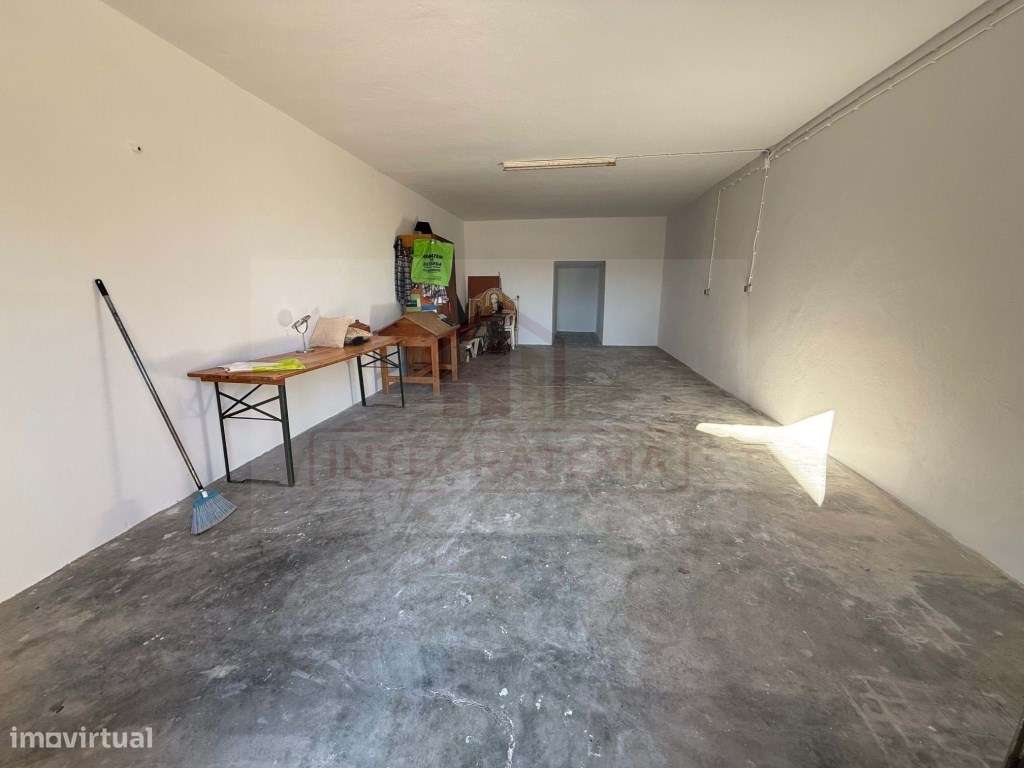 Moradia individual com anexos, piscina, armazéns e terreno-16