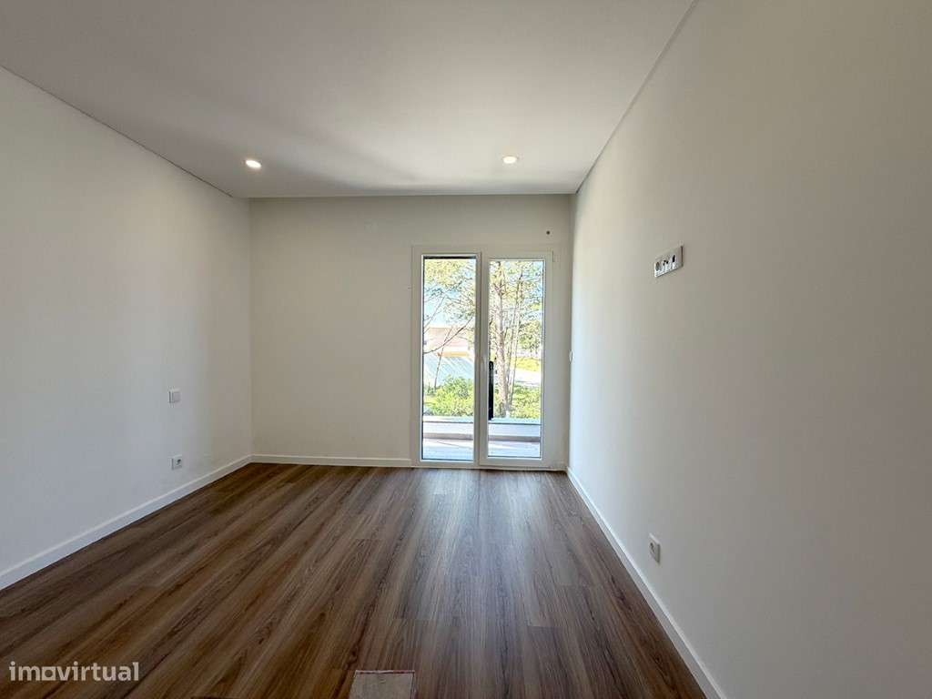 Moradia Moderna T3 à Venda com Piscina, a 10 Minutos da Praia-5