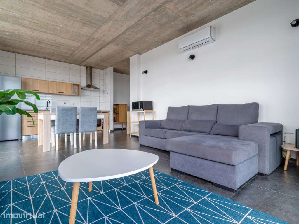 Moradia bifamiliar com duas frações T2, rooftop com piscina e uma v... - Grande imagem: 4/46