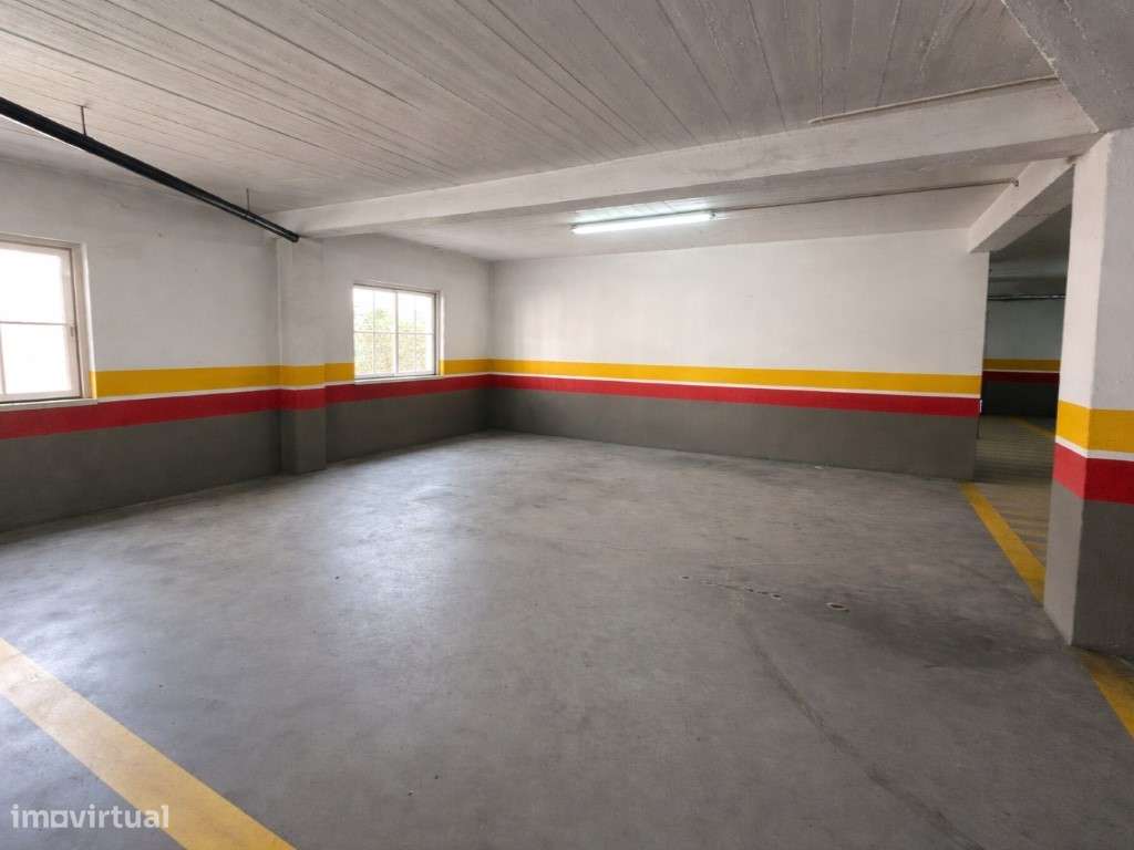 T3 com Varanda, Arrecadação e 2 Lugares de Garagem-24