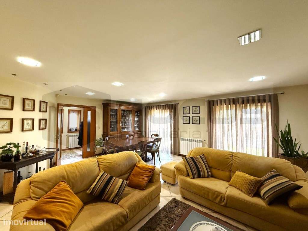 Espaçosa moradia T4 para venda em Esgueira-16