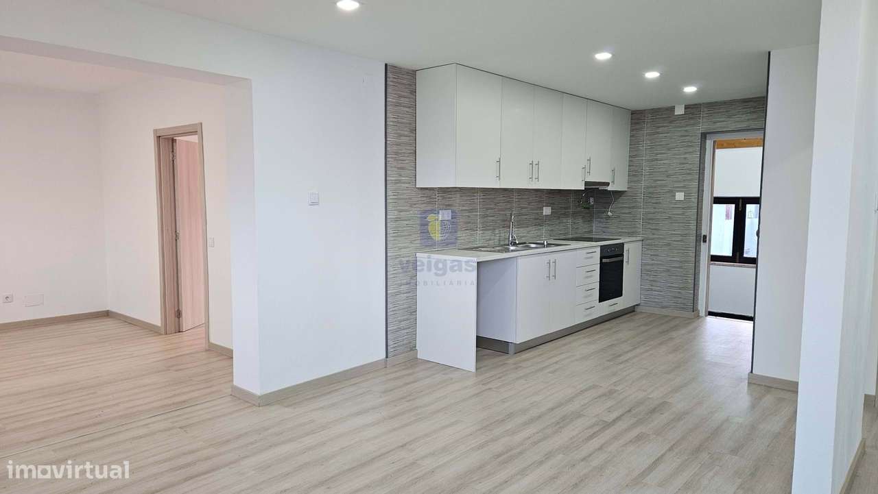 Edifício para Habitação e Comércio - Moradia T3 Renovada c/ Terraço e-15