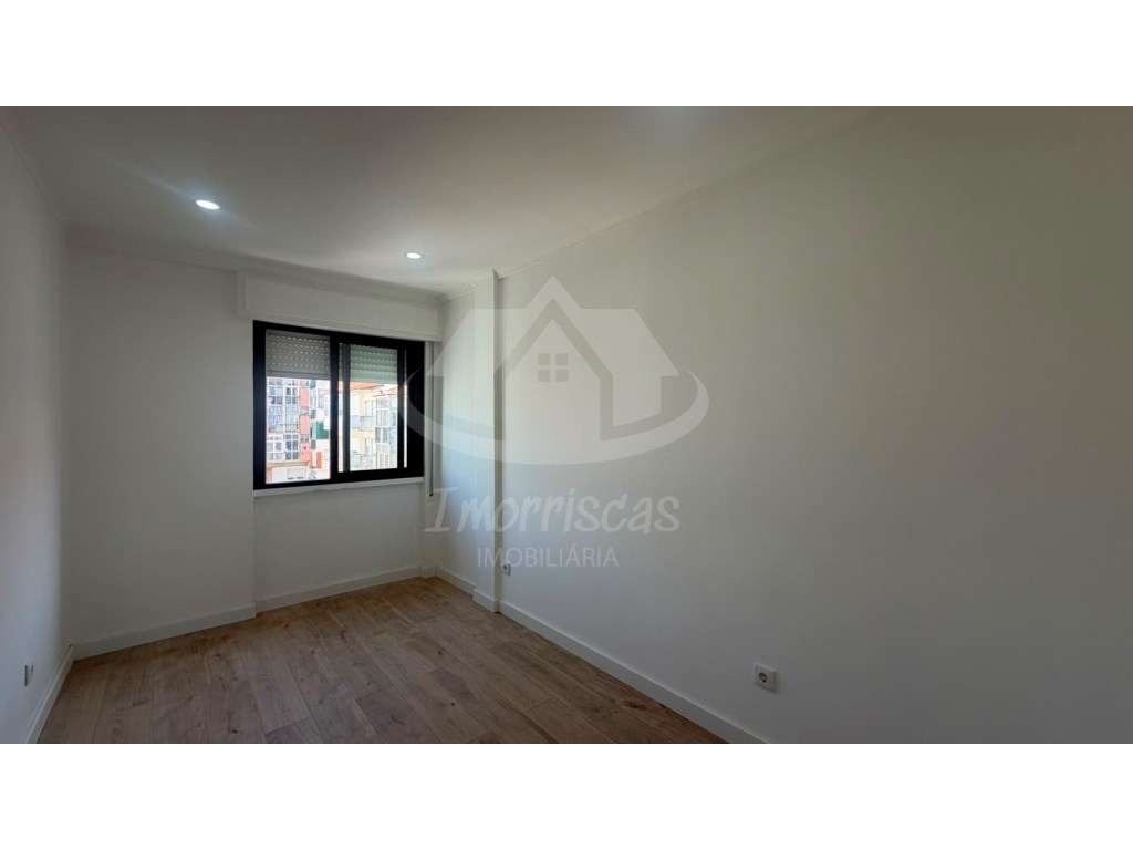 T2+1 Totalmente Remodelado em Odivelas | Pronto a Habitar | Localiz...-24