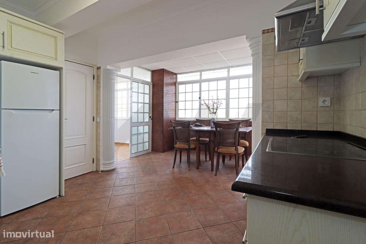 Apartamento T2 exclusivo no último piso do Edifício Royal com terraço-31