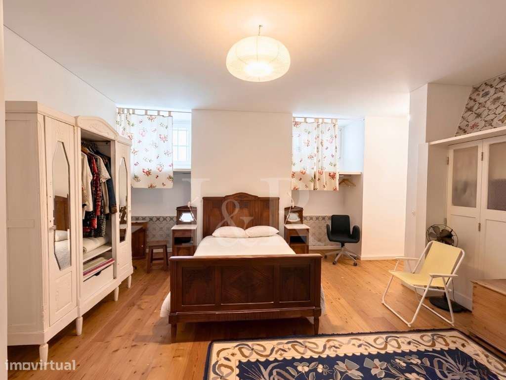 Apartamento T3 renovado no centro histórico de Lisboa-18