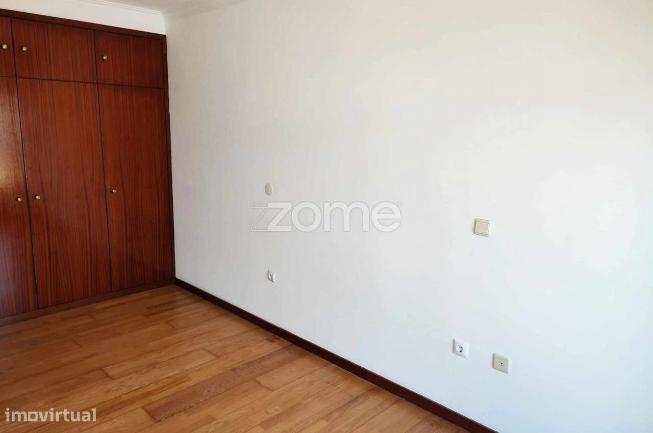 Moradia T3 renovada com 2 frentes Próxima ao centro de Vizela. - Grande imagem: 5/42