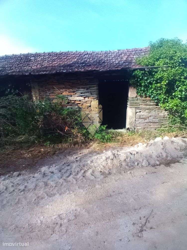 Oportunidade Única: Terreno com 4 Casas para Restauro em Zona de Ref?-7