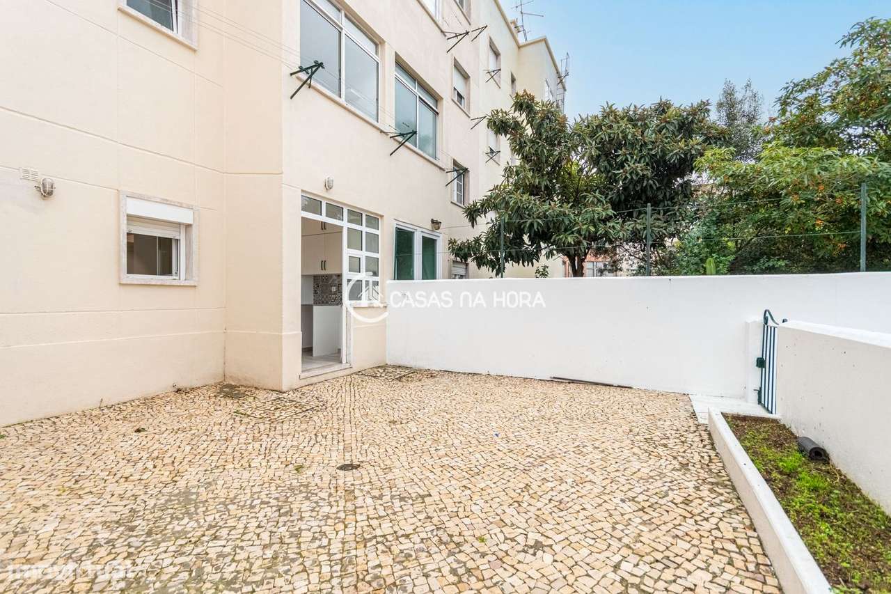 T1 renovado com logradouro na Rua Soares dos Reis em Campolide - Grande imagem: 3/28