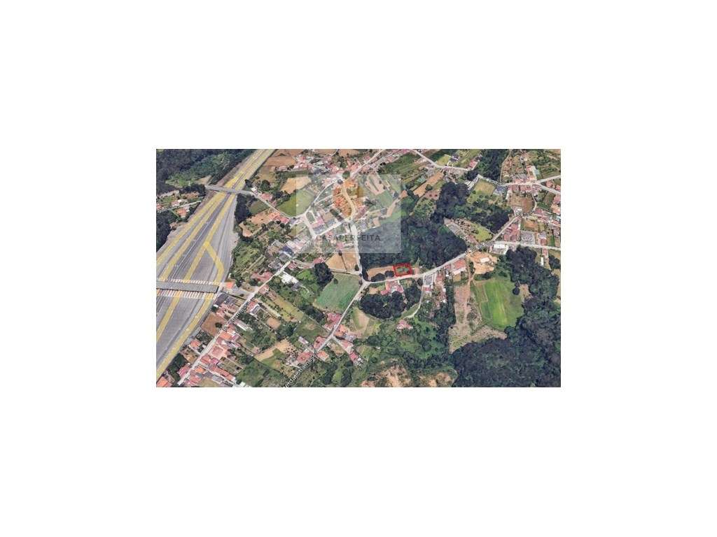 Terreno Com Projeto Para Moradia de 3 Frentes e 2 Pisos - Grijó - Grande imagem: 4/4