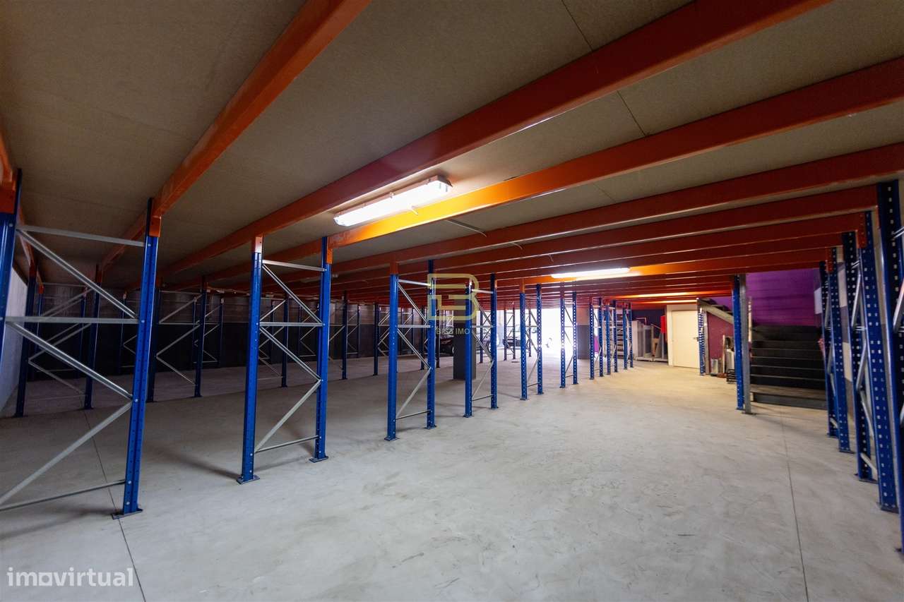 ARMAZÉM com 374m², para VENDA, na ZONA INDUSTRIAL de ERMESINDE-11