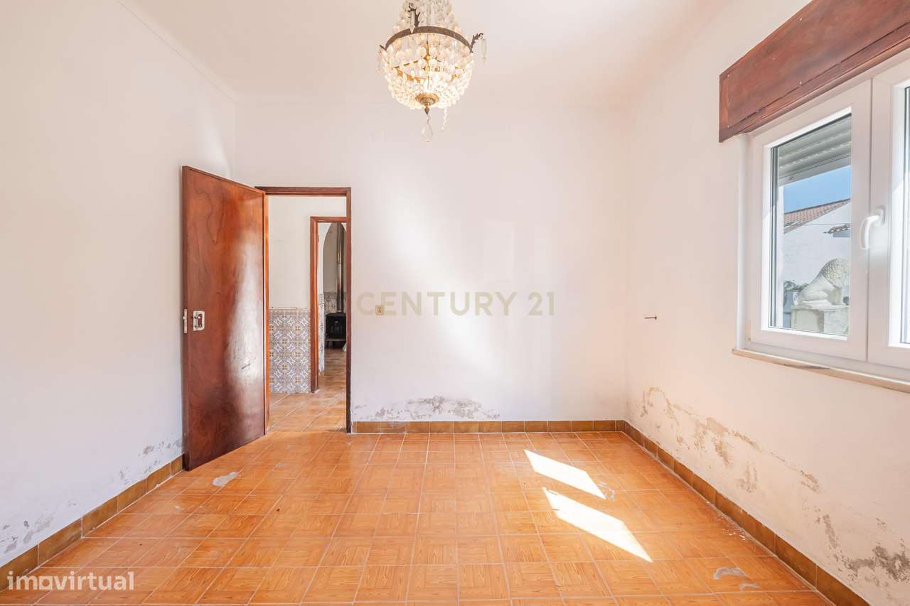 Moradia T3 com Quintal Amplo, Garagem e Anexo – Zona Tranquila da Moit-6