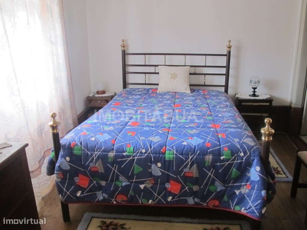 Moradia tradicional com 4 quartos com um grande jardim, pátio, área...-9